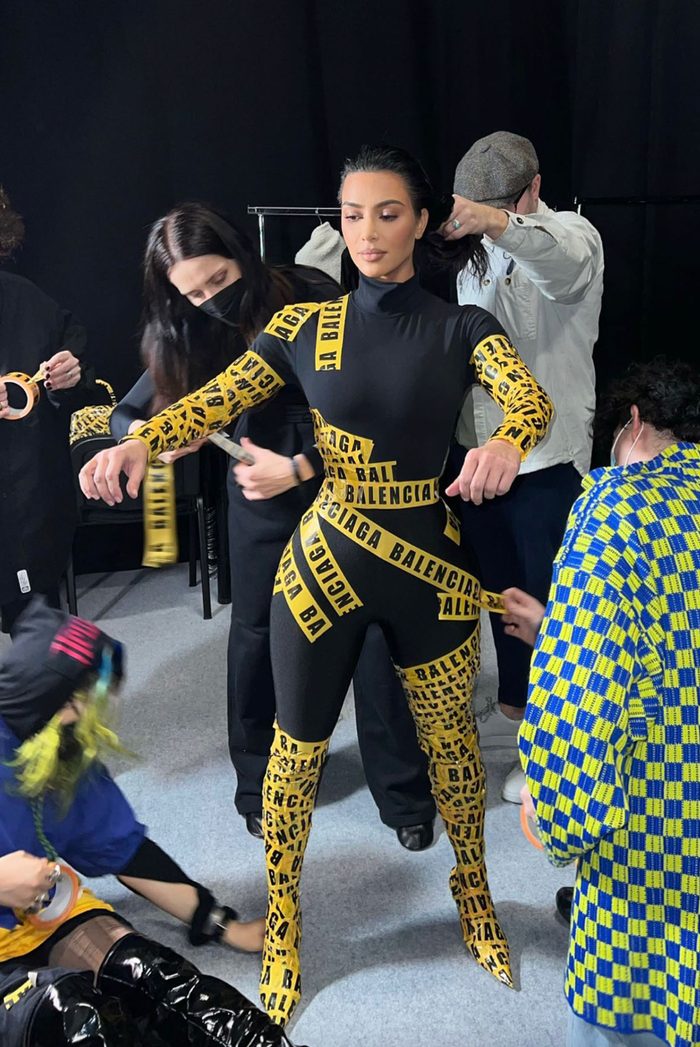 Có khoảng 4 - 5 người phụ giúp Kim Kardashian quấn băng keo quanh người. (Ảnh tổng hợp)