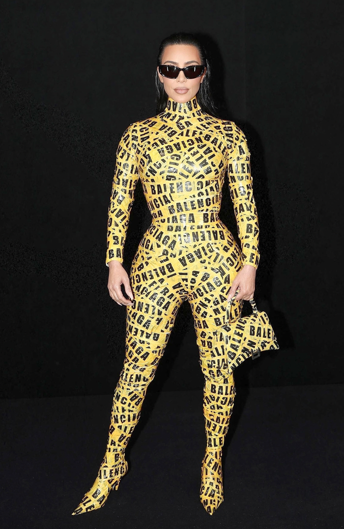 Kim Kardashian từng quấn băng keo từ cổ đến tận chân tạo thành jumpsuit ôm sát. (Ảnh tổng hợp)