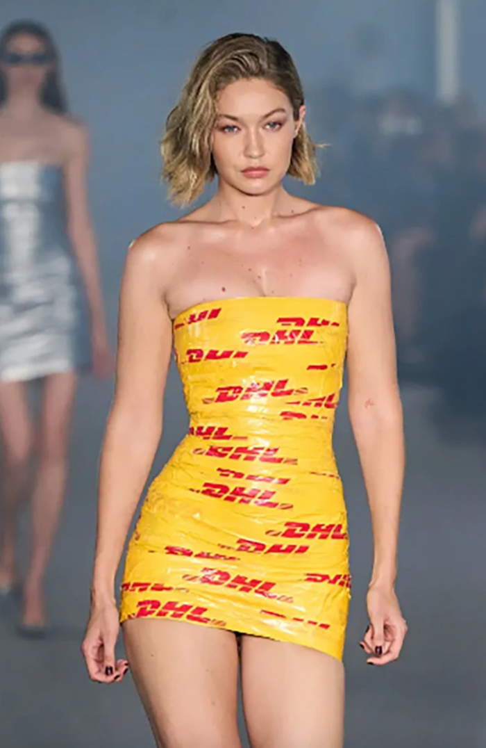 Gigi Hadid từng tạo nên 'cơn sốt' khắp các diễn đàn thời trang với bộ váy quấn băng keo vàng tại Tuần lễ thời trang Paris 2024. (Ảnh: Page Six)