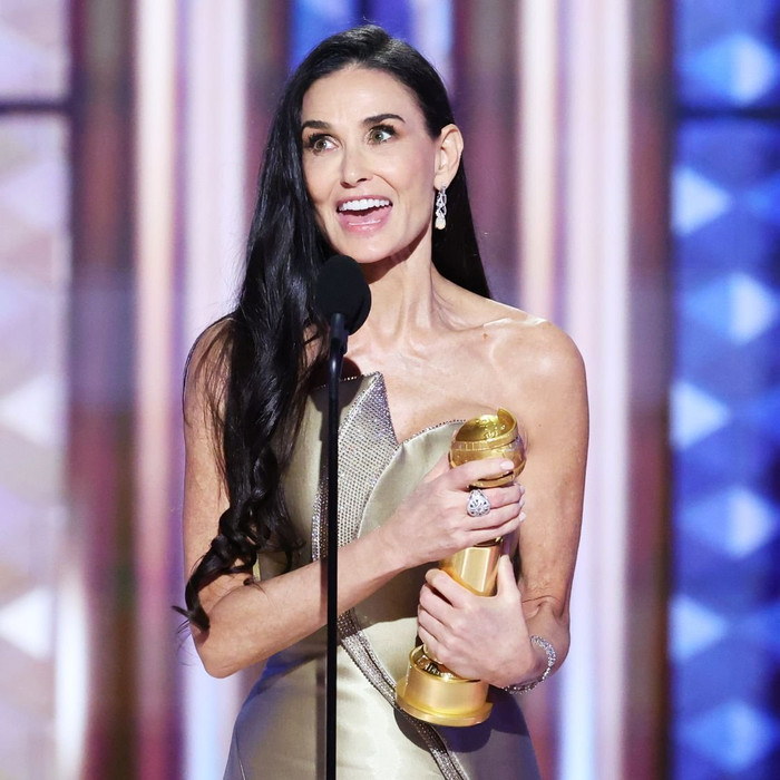 Demi Moore lại bước đến đỉnh vinh quang ở tuổi 63.