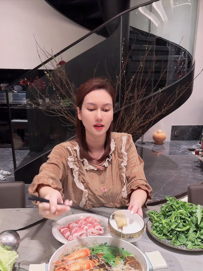 Hương Giang vui vẻ ăn uống trong căn nhà mới chuyển đến. Ảnh: FBNV