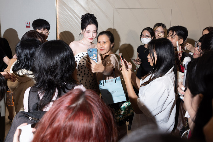 Chi Pu được khán giả săn đón mỗi khi xuất hiện ở chốn đông người. Ảnh: FBNV