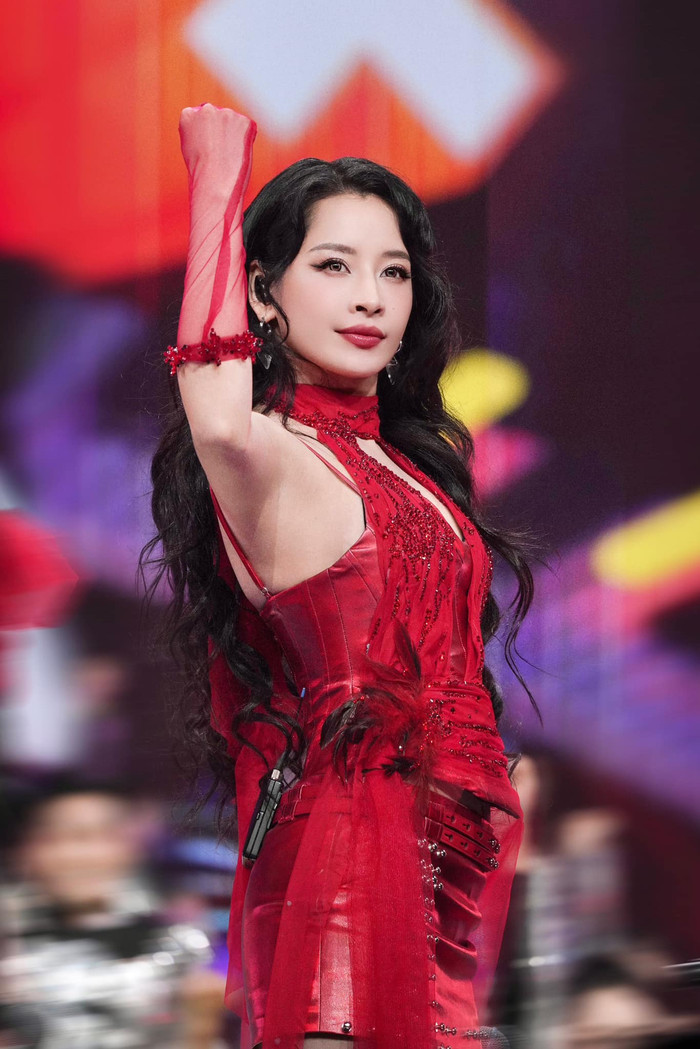 Chi Pu gây ấn tượng khi xuất hiện trong đêm nhạc đếm ngược chào đón năm 2025 tại Trung Quốc. Ảnh: FBNV