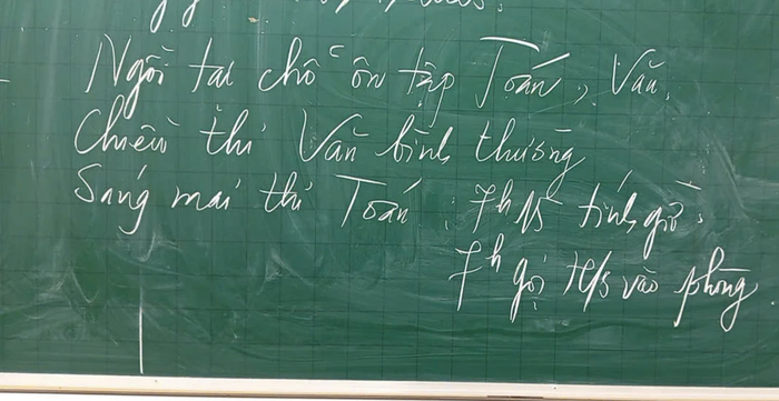 Phát hiện sai sót đề kiểm tra môn toán sáng 8/1, giáo viên viết lên bảng 'Ngồi tại chỗ ôn tập toán, văn. Chiều thi văn bình thường...'. Ảnh: TTO.