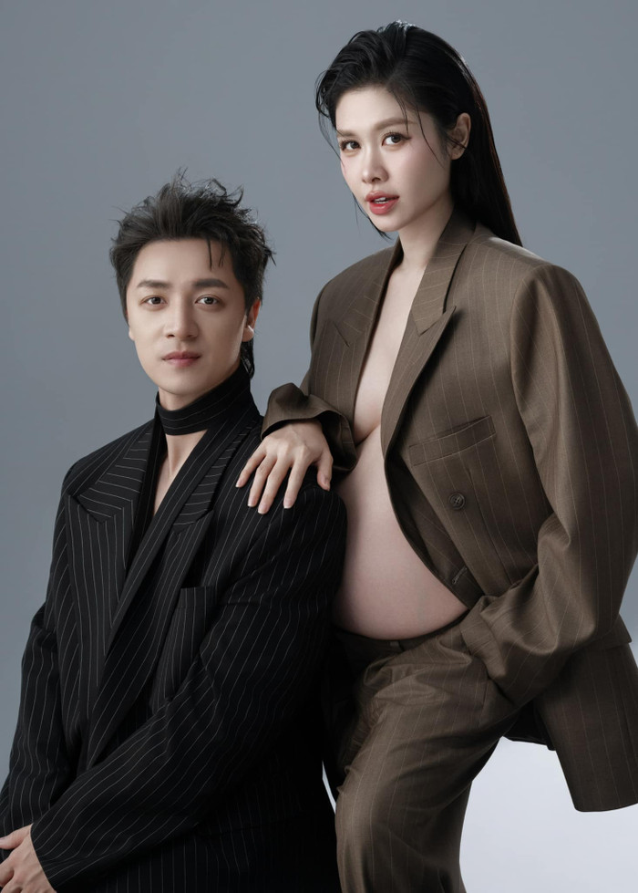 Vợ chồng ca sĩ Đăng Khôi từng chiêu đãi khán giả một số bộ ảnh đầy ấn tượng, khéo khoe 'visual' trẻ trung hơn gấp nhiều lần so với tuổi thật. Ảnh: FBNV