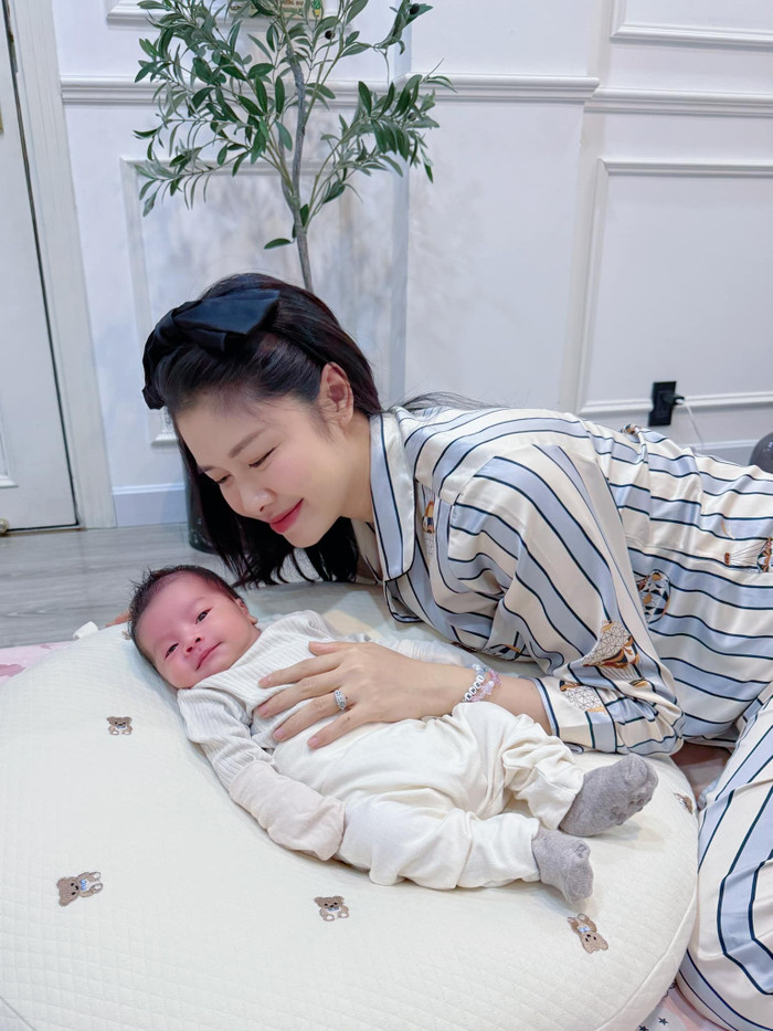 Cận mặt mộc xinh đẹp của vợ ca sĩ Đăng Khôi khi ở bên cạnh quý tử Kai. Ảnh: FBNV