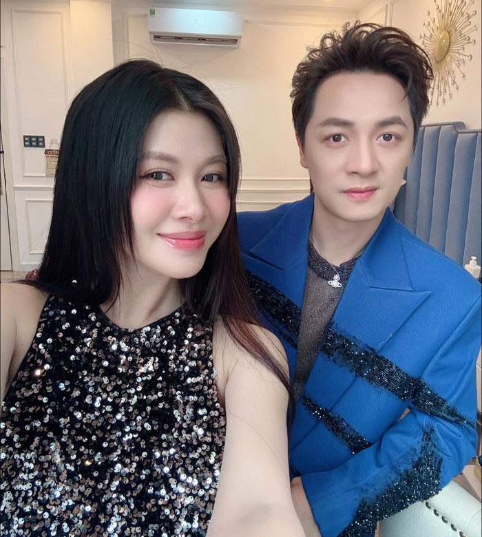 Trước khi sinh con trai út, vợ ca sĩ Đăng Khôi vẫn cố gắng 'tháp tùng' chồng trong một số lịch trình công việc. Ảnh: FBNV