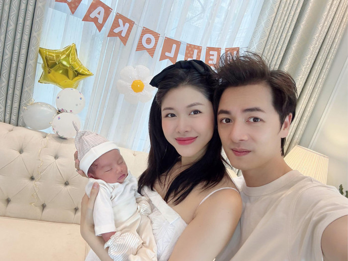 Vợ ca sĩ Đăng Khôi từng vui vẻ nhận xét về bức ảnh này: 'Trông cũng giống mới có con đầu lòng ý chứ'. Ảnh: FBNV