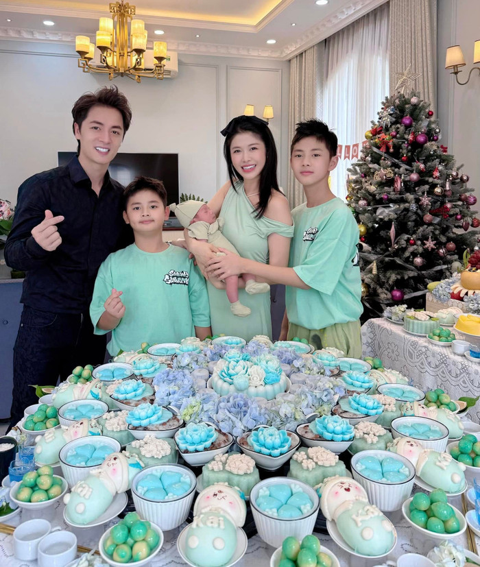 Vợ chồng ca sĩ Đăng Khôi vui vẻ chụp ảnh trong bữa tiệc đầy tháng của con trai út mới đây. Ảnh: FBNV