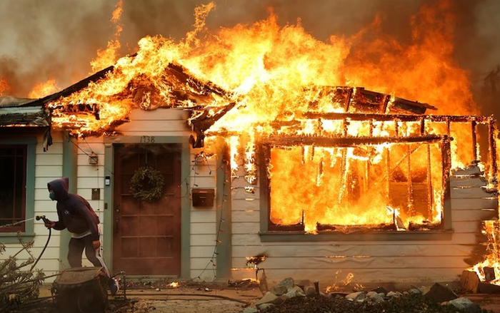 Nhiều nơi tại Los Angeles chìm trong biển lửa của vụ cháy rừng. (Ảnh: Getty)