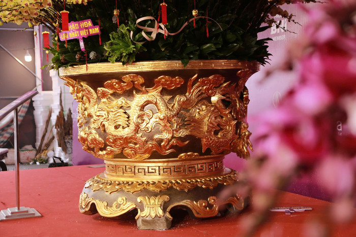 Phần chậu hoa được chạm trổ kỳ công và được dát vàng toàn bộ