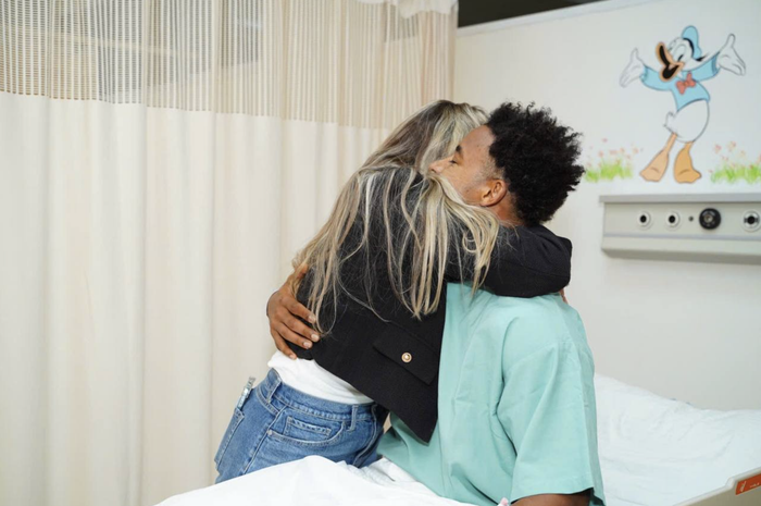 Bà xã Xuân Son vẫn luôn túc trực bên cạnh nam cầu thủ trong thời gian ở bệnh viện điều trị.