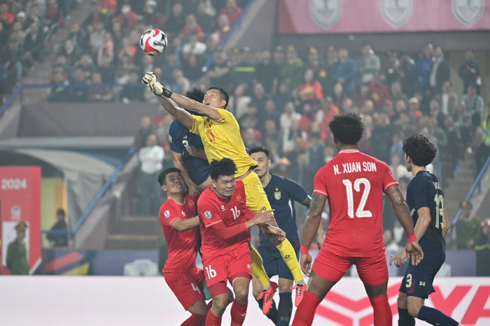 Đình Triệu đã chơi đầy bản lĩnh trong hai trận chung kết trước Thái Lan. Ảnh: FAT