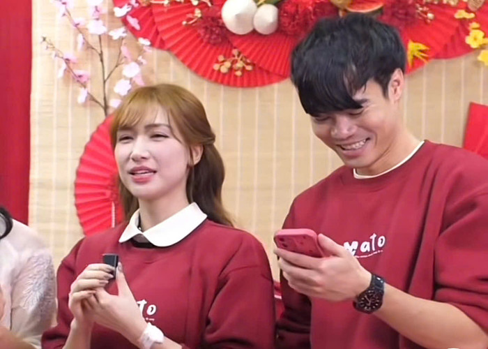 Cả 2 mặc áo đôi trên sóng livestream. Ảnh: FBNV