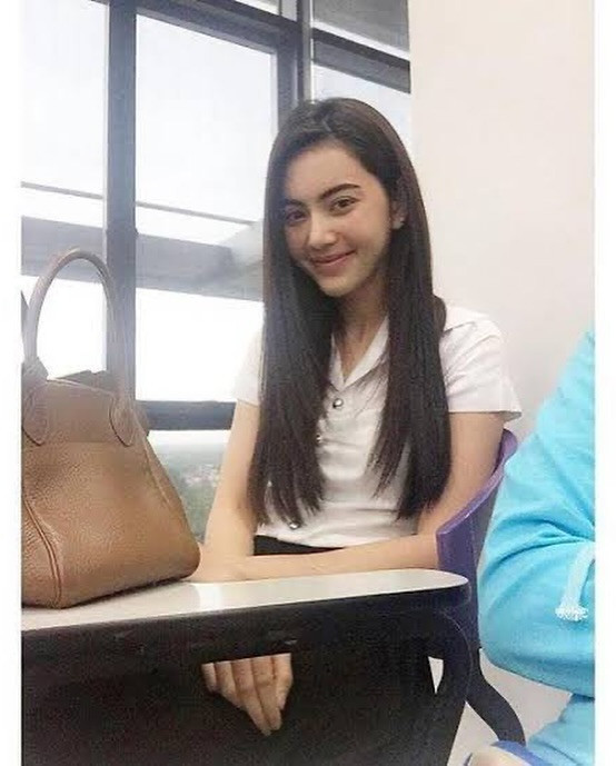 Mai Davika nở nụ cười dịu dàng khi chụp ảnh. Ảnh: Instagram davikah