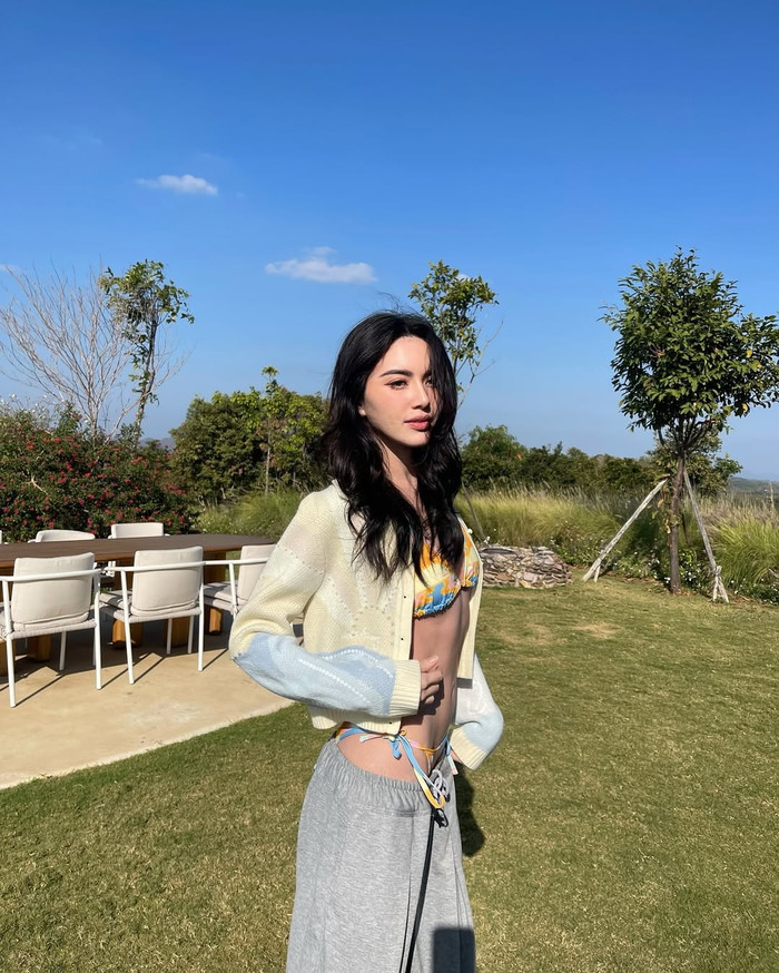 Mai Davika tự tin khoe thân hình 'mình hạc xương mai'. Ảnh: Instagram davikah