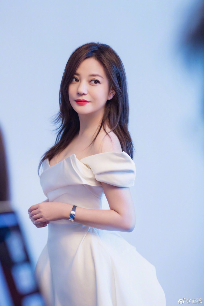 Gương mặt Triệu Vy ngày càng đáng sợ theo thời gian.