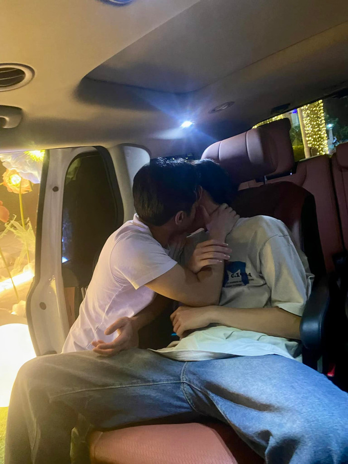 Cường Đô La bày tỏ tình cảm với quý tử trước khi con sang Nhật đi du lịch. Ảnh: FBNV