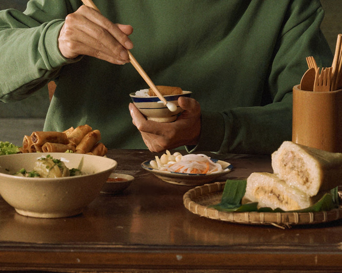 Đen đăng tải hình ảnh bàn ăn ngày Tết đầy mộc mạc, ấm áp. Ảnh: NVCC