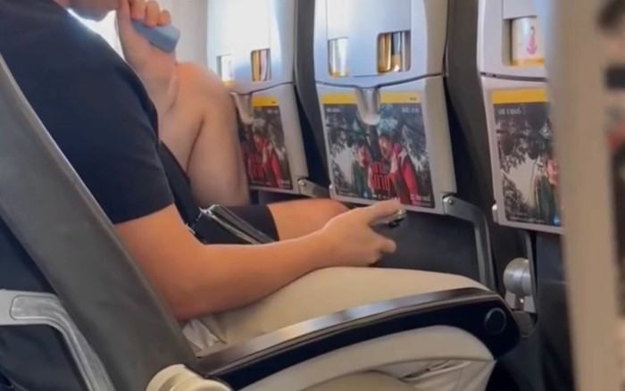 Hút thuốc lá điện tử trên máy bay, ba hành khách bị bắt Ảnh 2