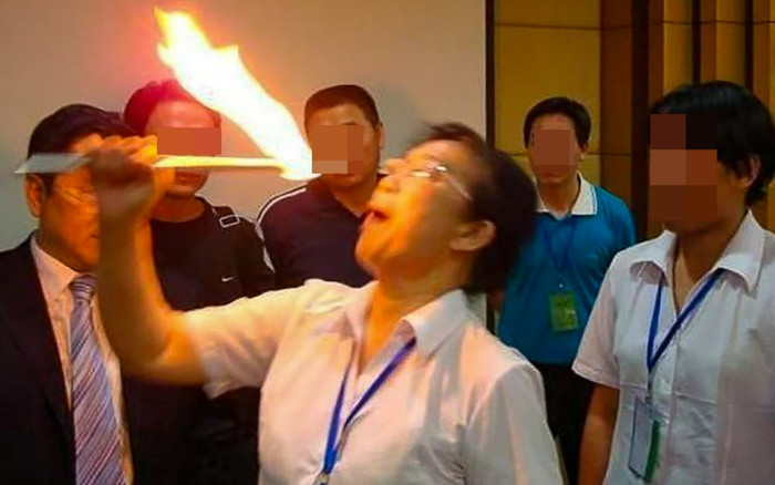 Công ty bắt nhân viên ăn lửa để vượt qua nỗi sợ hãi Ảnh 2