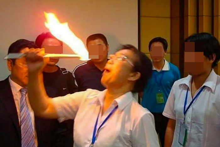 Công ty bắt nhân viên ăn lửa để vượt qua nỗi sợ hãi Ảnh 1