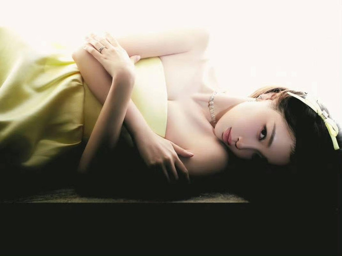 Tạo hình vây vàng nhẹ nhàng của Ngu Thư Hân tại Đêm Hội Weibo