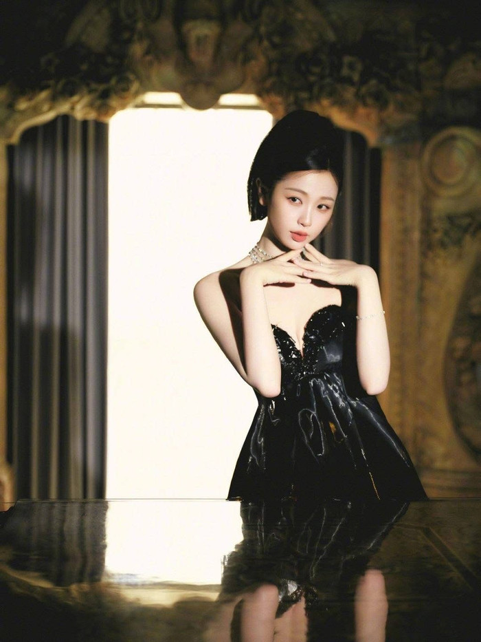 Ngu Thư Hân khoe sắc vóc quyến rũ trong váy khoét sâu