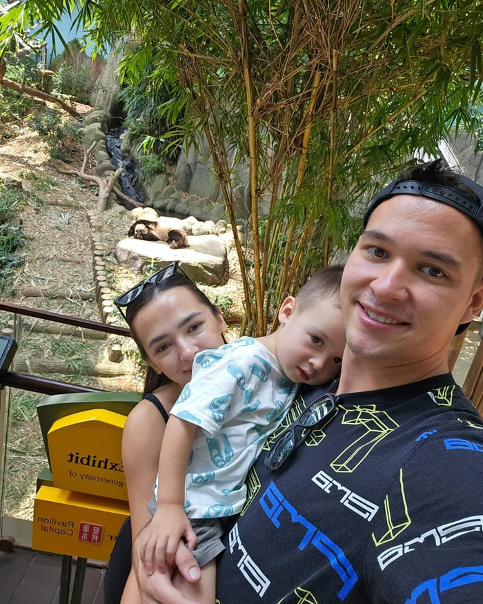 Từ những buổi uống cà phê, thưởng lãm phố phường, du lịch đến những chuyến đi đến sân cỏ cổ vũ Nguyễn Filip, tất cả đều được Aneta Nguyễn ghi lại.