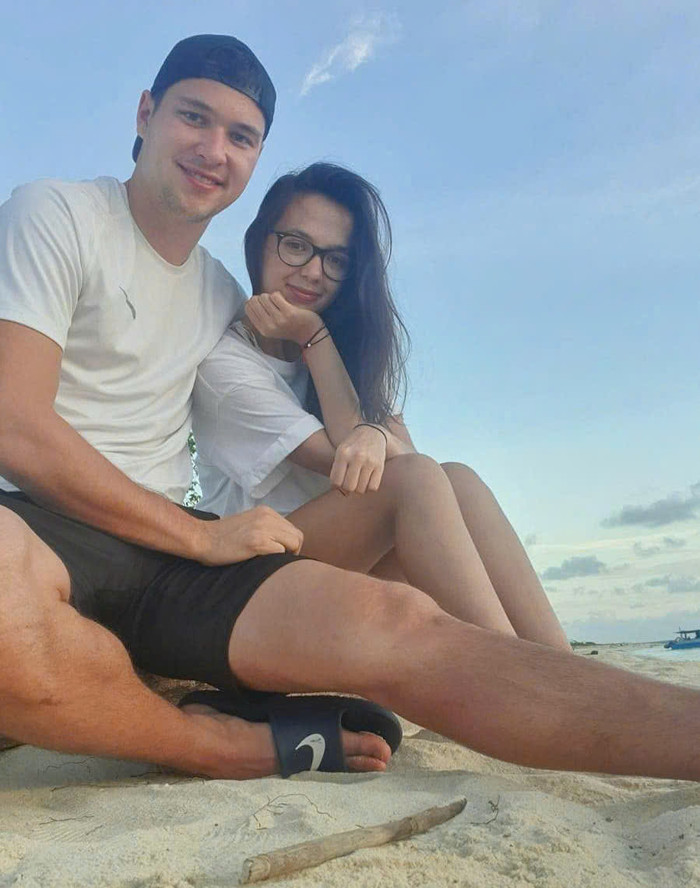 Sau thời gian gặp gỡ, đôi trẻ “cảm nắng” và quyết định hẹn hò sau 2 tháng. Chia sẻ về lần đầu gặp Nguyễn Filip, Aneta cho biết chính gương mặt điển trai mang nét Việt Nam của chồng đã để lại ấn tượng sâu sắc. Bởi lẽ, bản thân cô cũng sở hữu một nửa dòng máu Việt Nam trong mình.