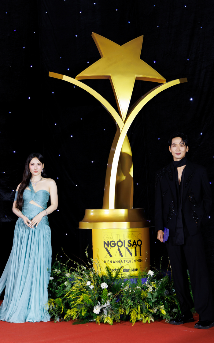 Chủ nhân giải thưởng 'cặp đôi đẹp nhất' mùa giải năm nay - Tuấn Trần và Phương Anh Đào thả dáng thần thái trên thảm đỏ. Trong khi Tuấn Trần đẹp như tổng tài trong bộ vest tối màu, thì Phương Anh Đào quyến rũ hết nấc với thiết kế dạ hội màu xanh, cắt xẻ táo bạo.