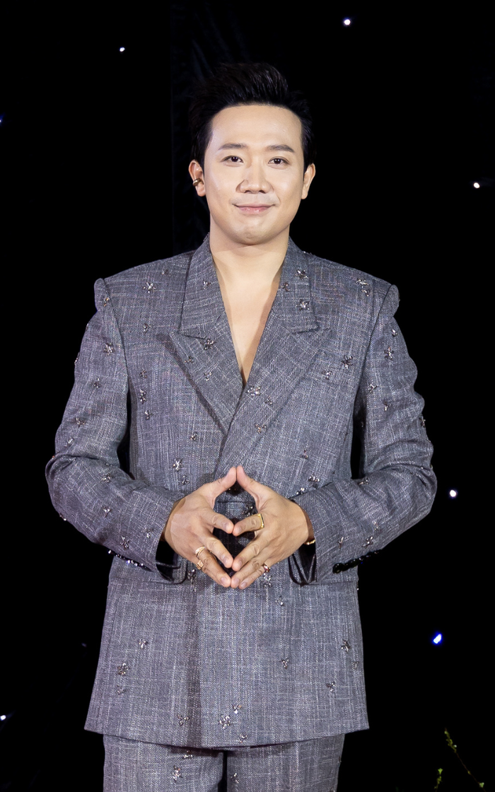 Trấn Thành bảnh bao trong bộ vest xám, đính hoạ tiết lấp lánh, kết hợp nhiều phụ kiện nhẫn để tổng thể thêm phần sang trọng. Nam đạo diễn mang đến thần sắc tươi tắn, thân thiện, vui vẻ hội ngộ đồng nghiệp. Phim Mai của Trấn Thành bội thu giải thưởng tại Ngôi Sao Xanh năm nay.