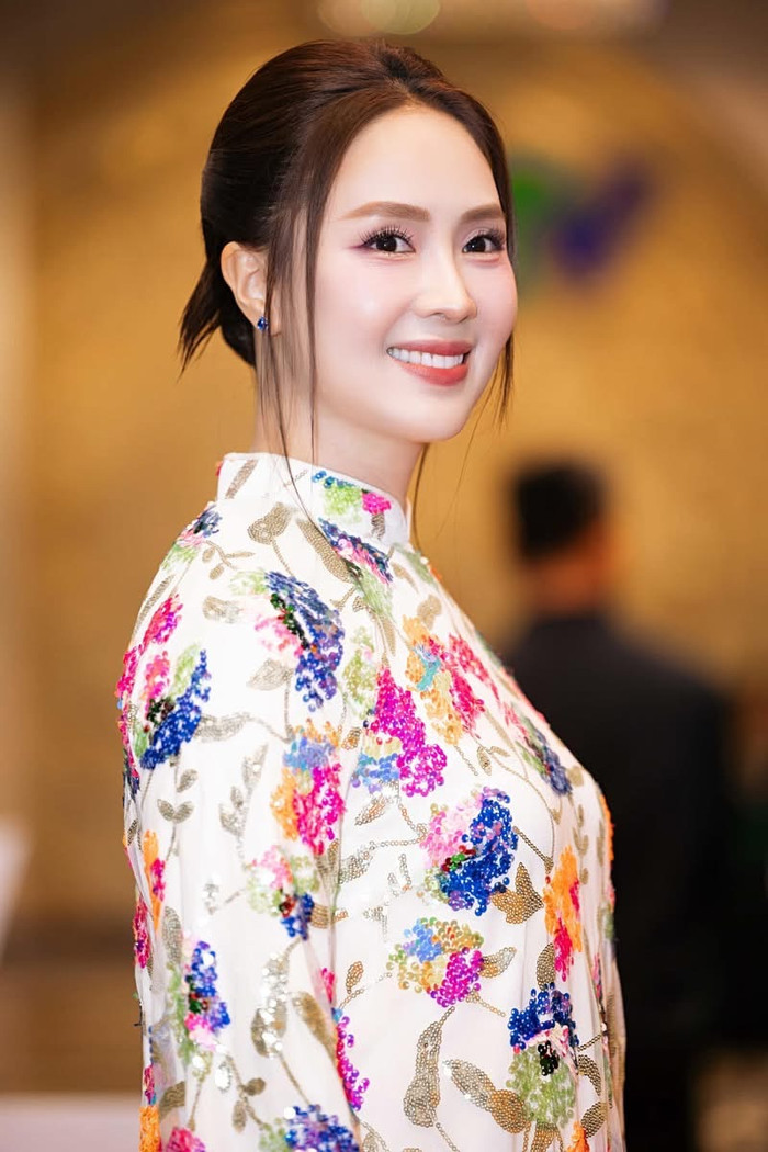 Nụ cười toả nắng của nữ diễn viên hút mọi ánh nhìn. Ảnh: FBNV