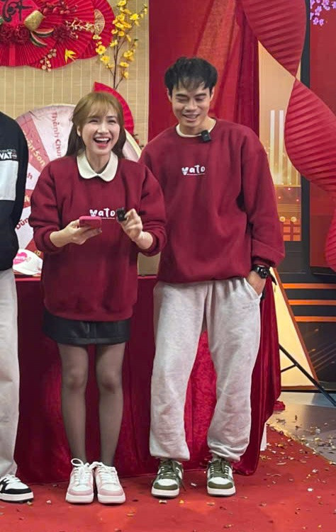 Showbiz 24h: Việc Hoà Minzy và Văn Toàn xuất hiện chung một khung hình khiến cư dân mạng vô cùng thích thú. Ảnh: FBNV
