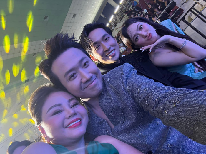 Trấn Thành khoe ảnh selfie cười vui vẻ bên cạnh nghệ sĩ Lê Giang, diễn viên Tuấn Trần và diễn viên Phương Anh Đào. (Ảnh: FBNV)