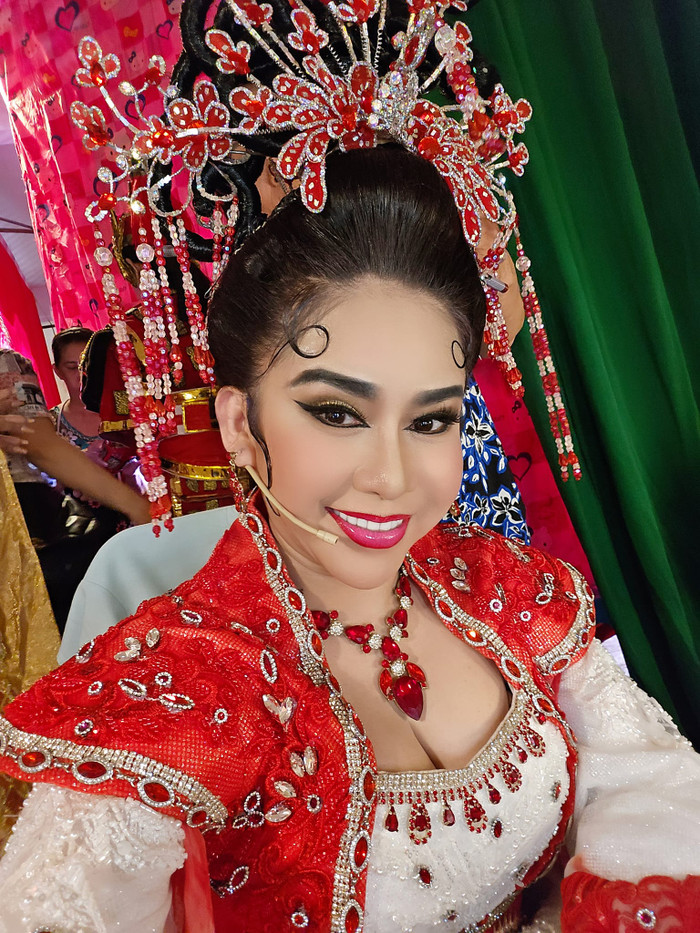 Nghệ sĩ Bình Tinh tích cực tham gia hoạt động nghệ thuật và duy trì gánh hát do mẹ ruột - soạn giả Bạch Mai để lại. 