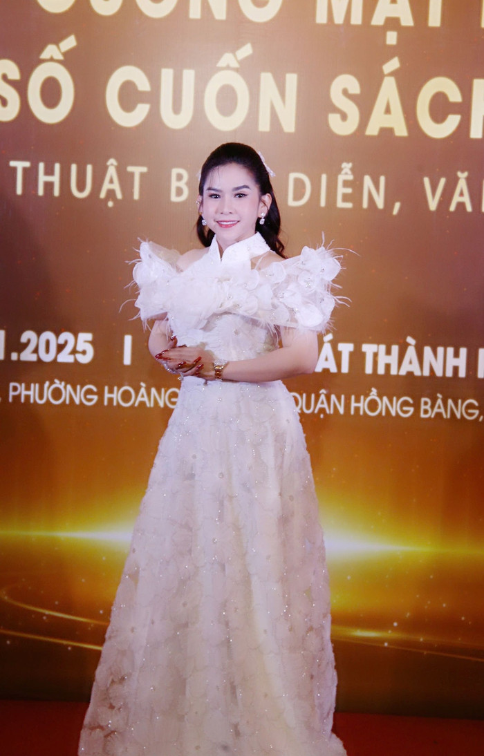 Hình ảnh nghệ sĩ Bình Tinh xuất hiện lộng lẫy tại sự kiện tối 11/1. (Ảnh: FBNV)