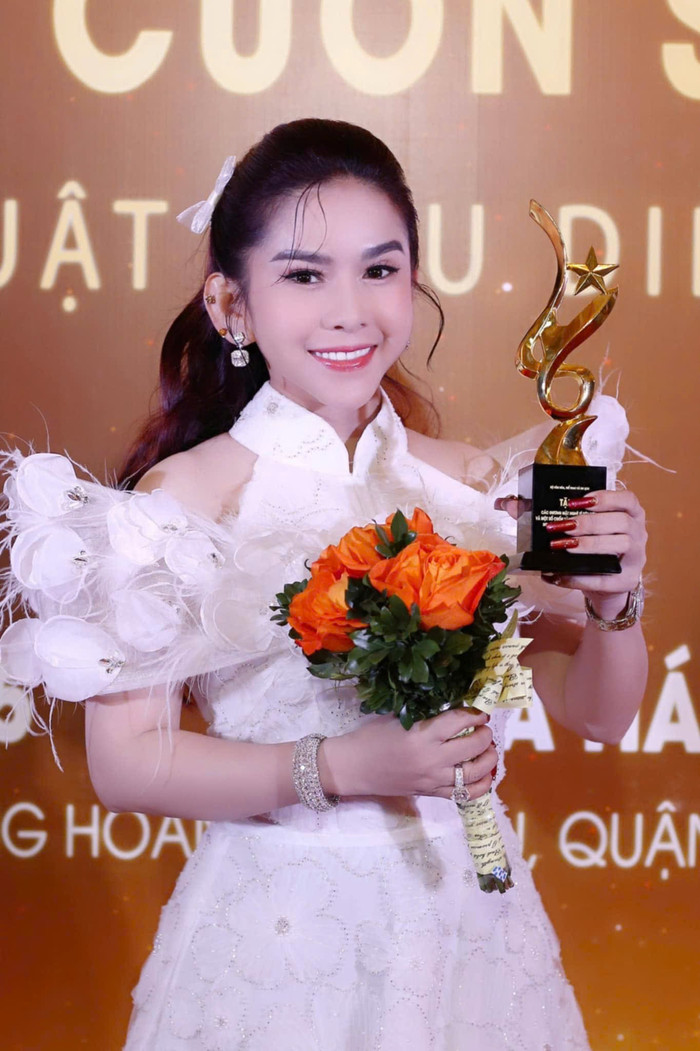 Nghệ sĩ Bình Tinh nhận giải thưởng Gương mặt nghệ sĩ tiêu biểu ngành nghệ thuật 2024. (Ảnh: FBNV)