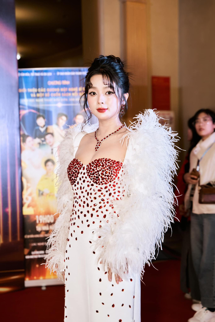 Lệ Quyên khoe vẻ đẹp căng tràn tại sự kiện mới đây - FBNV.