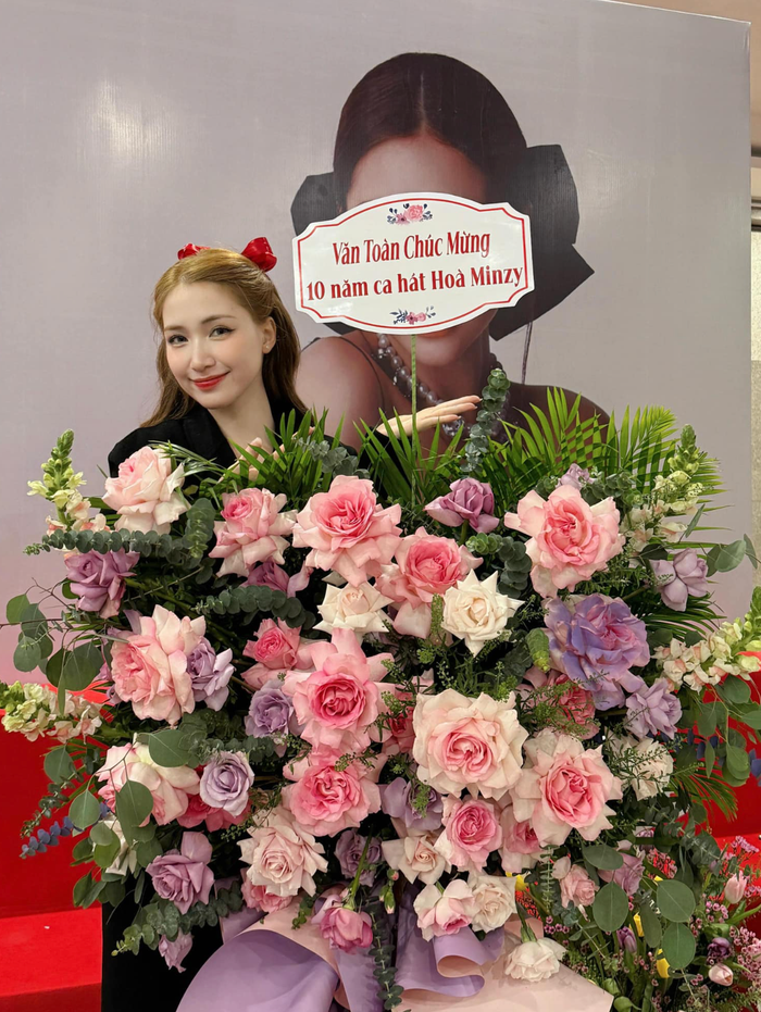 Hòa Minzy được Văn Toàn tặng hoa chúc mừng nhân kỉ niệm 10 năm ca hát. (Ảnh: FBNV)