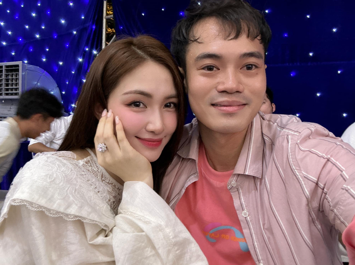 Văn Toàn khẳng định mối quan hệ giữa anh và Hòa Minzy đơn giản chỉ là bạn bè. (Ảnh: FBNV)