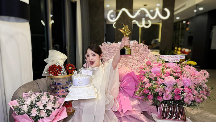 Puka khoe nhan sắc rạng rỡ, hạnh phúc bên món quà của người hâm mộ. (Ảnh: FBNV)