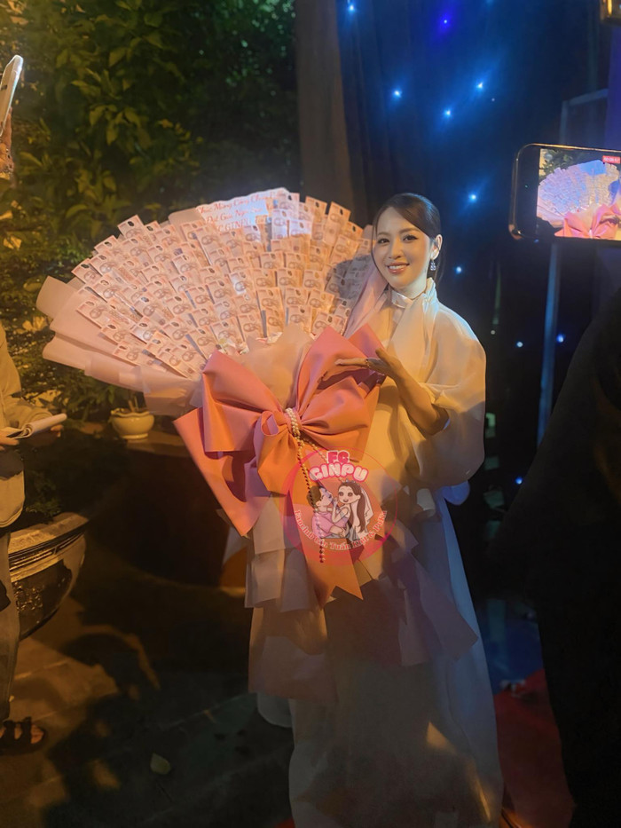 Puka nhận bó hoa tiền sau khi nhận giải Nữ diễn viên được yêu thích nhất do khán giả bình chọn tại Lễ trao giải Ngôi sao xanh vào tối 11/1. (Ảnh: Fanpage FC GinPu)