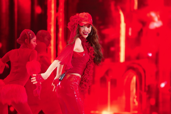 Hồ Ngọc Hà cũng khá chú trọng việc lựa chọn màu sắc của váy áo khi đi diễn. Nữ ca sĩ thường ưa chuộng những thiết kế thời trang mang tông màu nóng giúp cô trở nên nổi bật hơn trên sân khấu. Trong hình ảnh trên, Hồ Ngọc Hà diện nguyên cây đồ đỏ rực. Chiếc quần của Hồ Ngọc Hà còn được thực hiện bằng chất liệu da bóng, toát lên sự cá tính, thời thượng. Để bản phối thời trang thêm phần hoàn thiện, Hồ Ngọc Hà kết hợp nón lưỡi trai và bao tay đồng màu. (Ảnh: FBNV)