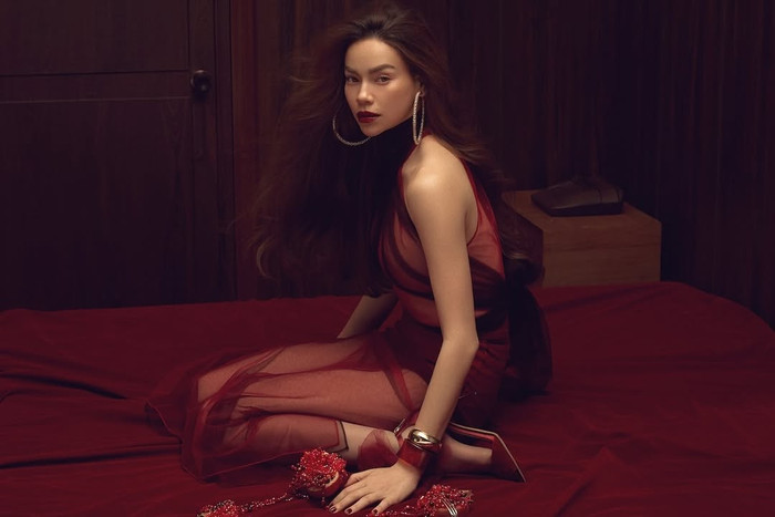 Hồ Ngọc Hà theo đuổi phong cách thời trang quyến rũ ở đời thường lẫn trong các hoạt động nghệ thuật. Khi đi diễn, nữ ca sĩ cũng đôi lần gặp phải sự cố lộ nội y khi diện váy áo được thiết kế từ chất liệu xuyên thấu hoặc có dáng ngắn. Tuy nhiên, Hồ Ngọc Hà trong thời gian gần đây đã có sự thay đổi rõ rệt về gu thời trang khi đi diễn. Bà xã Kim Lý tiết chế phong cách ăn mặc 'hở bạo' nhưng vẫn đủ để tôn vóc dáng quyến rũ. (Ảnh: FBNV)