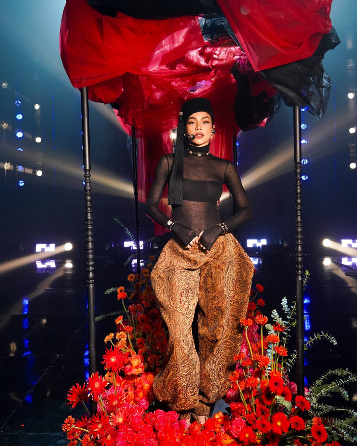 Hồ Ngọc Hà luôn biết cách làm mới gu thời trang đi diễn của bản thân. Ngoài những mẫu váy gợi cảm, nữ ca sĩ còn thử sức với bản phối thời trang hầm hố. Hồ Ngọc Hà kết hợp mẫu áo ôm sát, làm từ chất liệu xuyên thấu cùng chiếc quần được thổi phồng hai bên, trông giống một chiếc 'bao bố'. Tạo hình giúp Hồ Ngọc Hà thêm phần cá tính nhưng vẫn giữ được vóc dáng chuẩn chỉnh của cô. (Ảnh: FBNV)