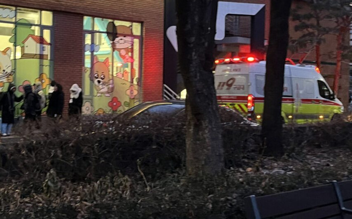 Khán giả ngất xỉu khi tham dự sự kiện âm nhạc, xe cấp cứu đưa đến bệnh viện Ảnh 2