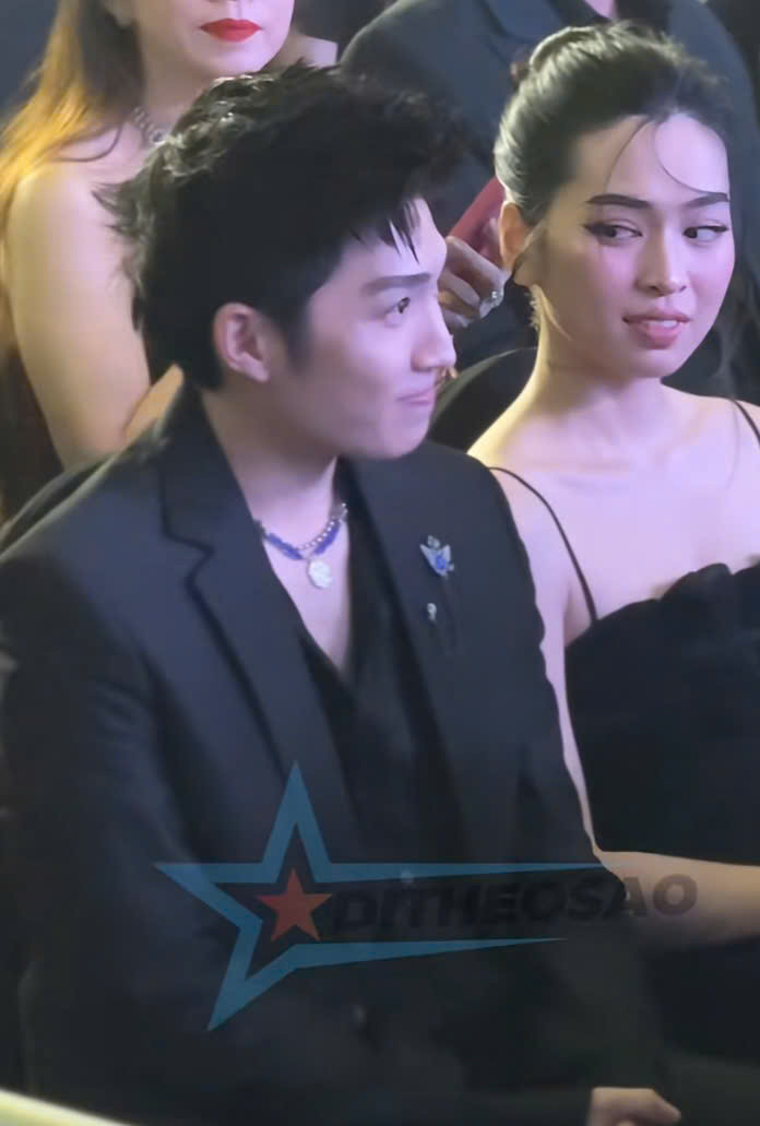 Khoảnh khắc 'gian tình' của cả hai đã lọt vào ống kính 'team qua đường' - Đi Theo Sao.