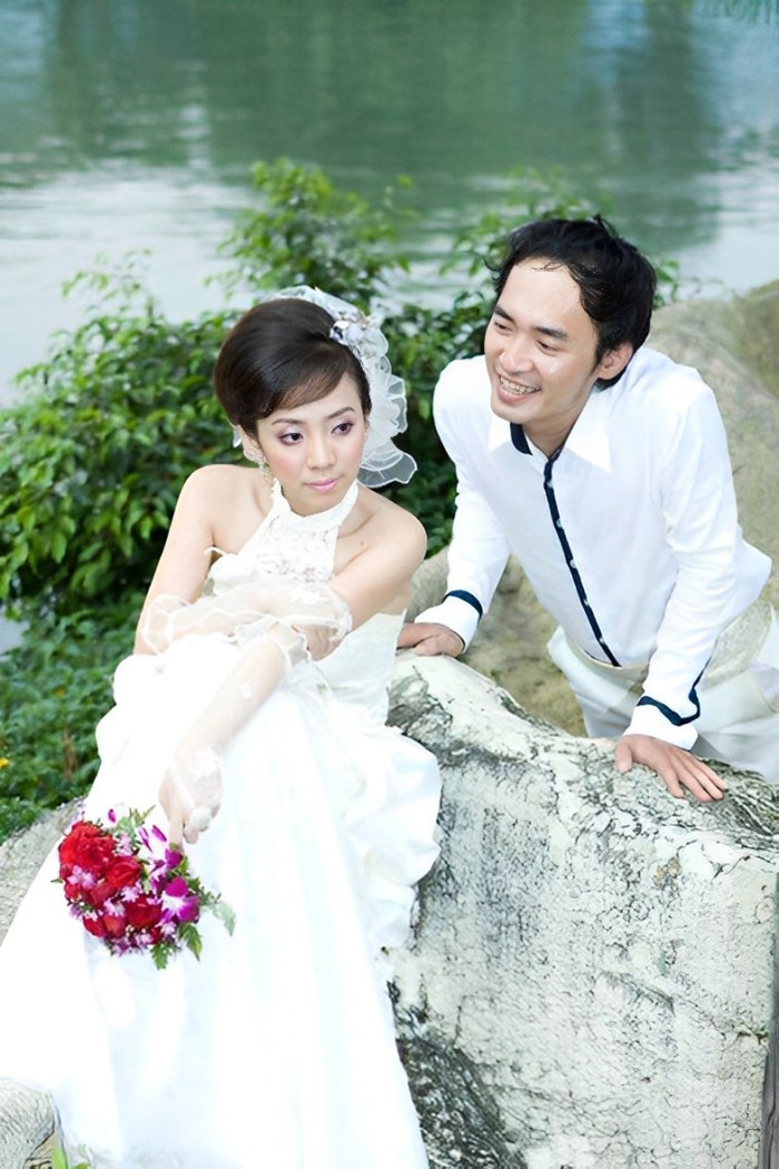 Thu Trang - Tiến Luật kỷ niệm 14 năm ngày cưới, lộ khoảnh khắc hôn nhau cực ngọt khiến dân tình tan chảy Ảnh 3