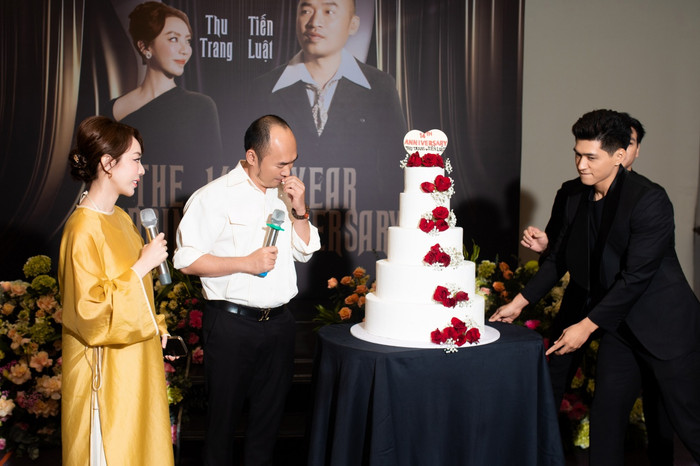 Thu Trang - Tiến Luật xúc động vì được bạn bè, người thân bất ngờ tổ chức ngày kỷ niệm.